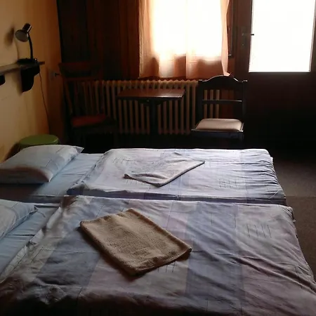 Hostel Turisticka K2 *